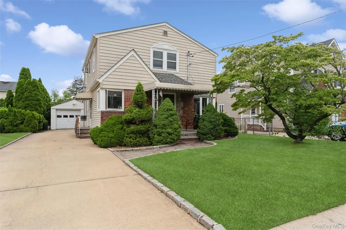 163 Bregman AVE, New Hyde Park, NY 11040