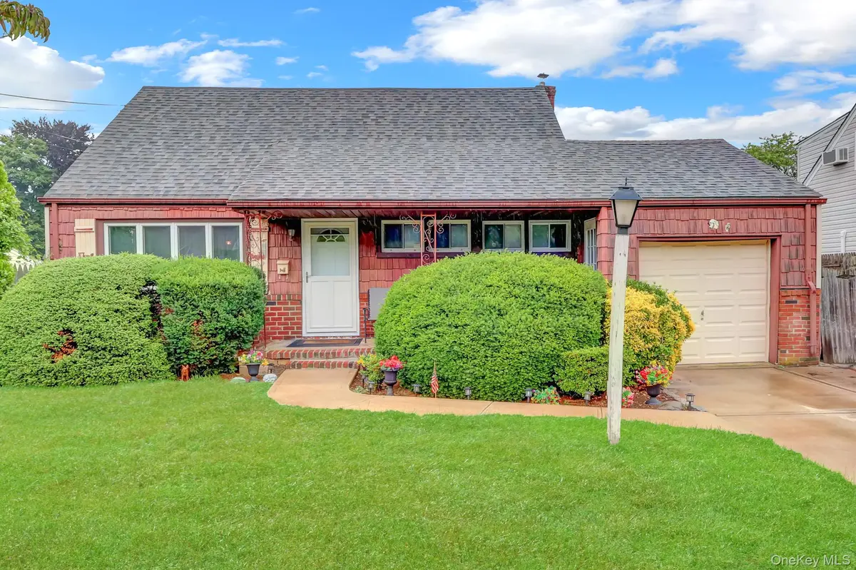 69 Greenwood DR, North Babylon, NY 11703
