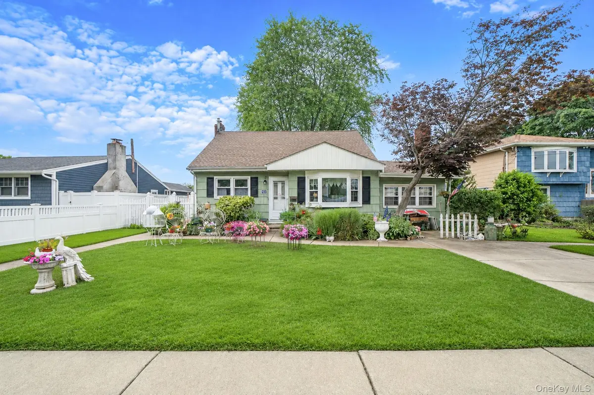 18 E Bay DR, West Islip, NY 11795