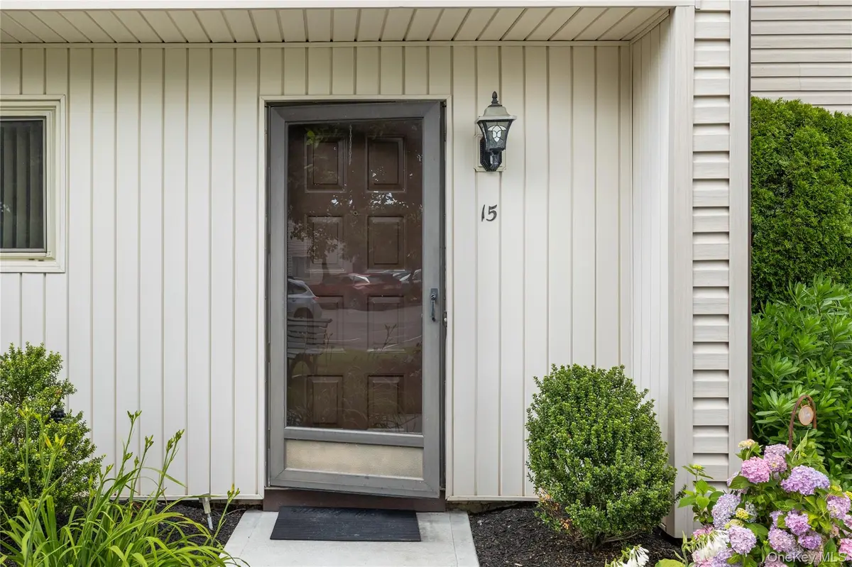 650 newbridge RD #15, East Meadow, NY 11554