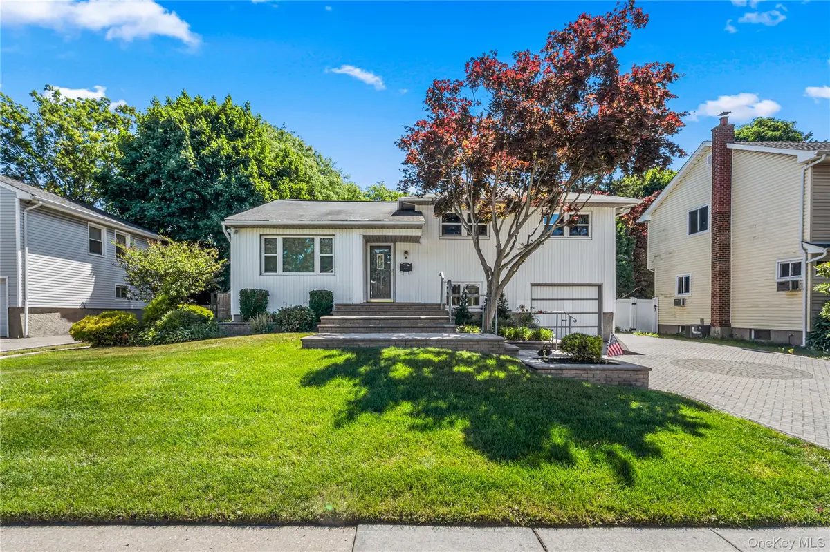 7 Margaret DR, Plainview, NY 11803