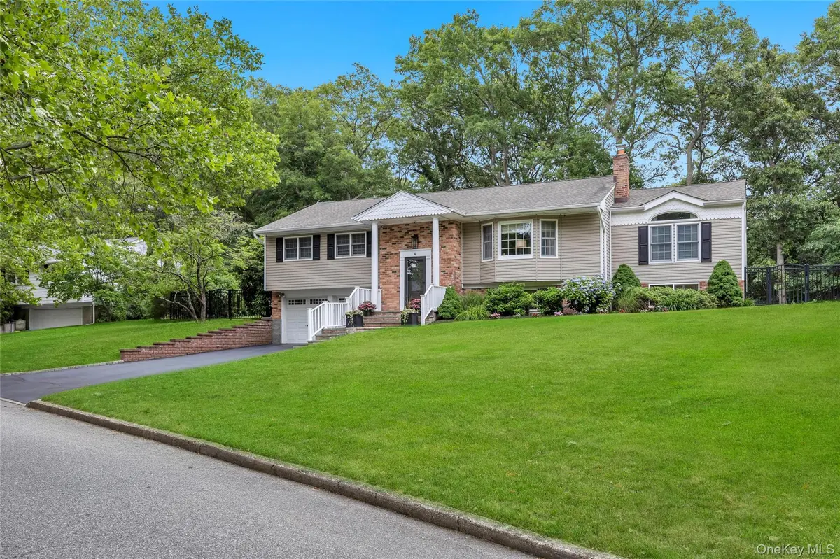 4 Long Hill RD, Smithtown, NY 11787