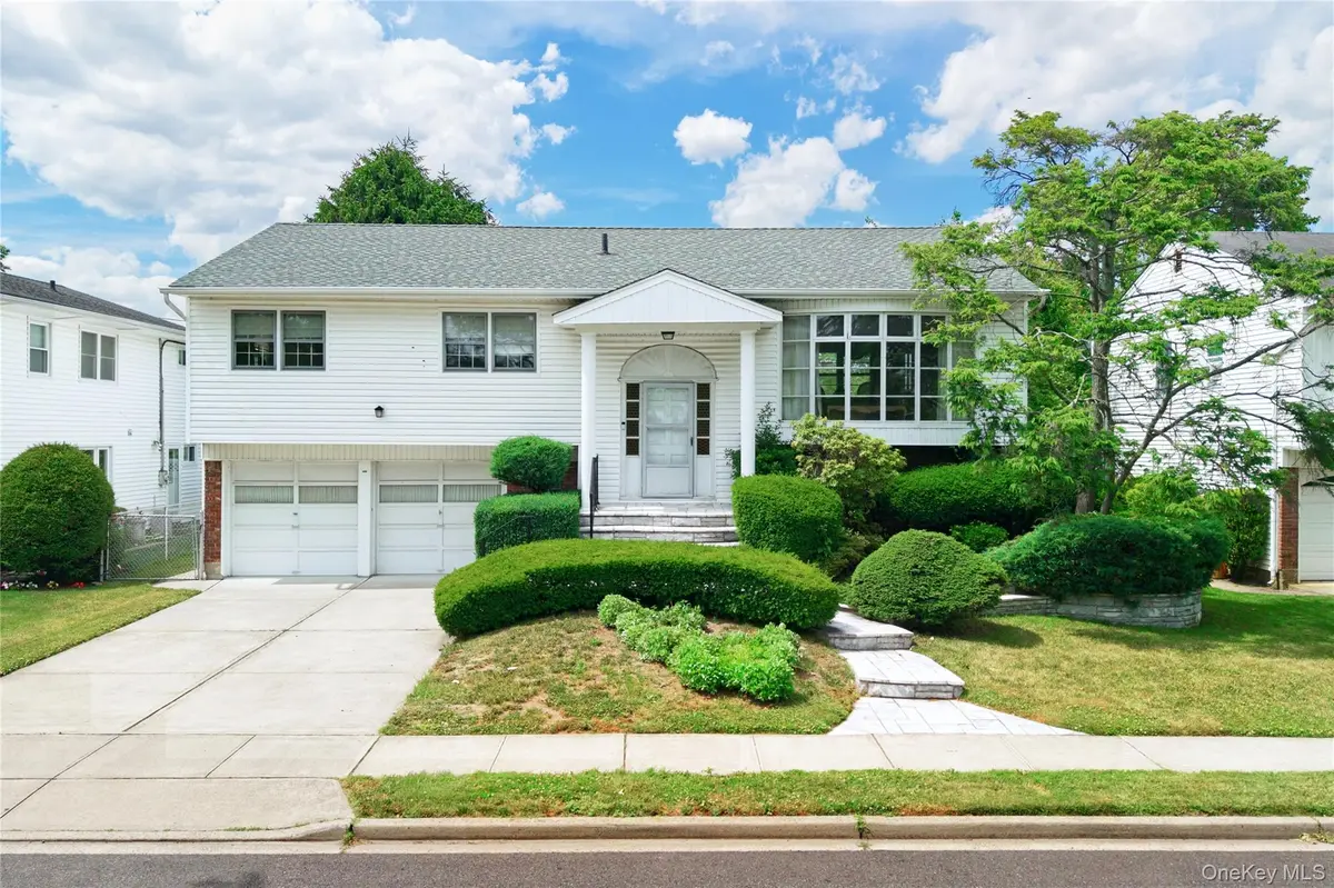 726 University ST, Valley Stream, NY 11581