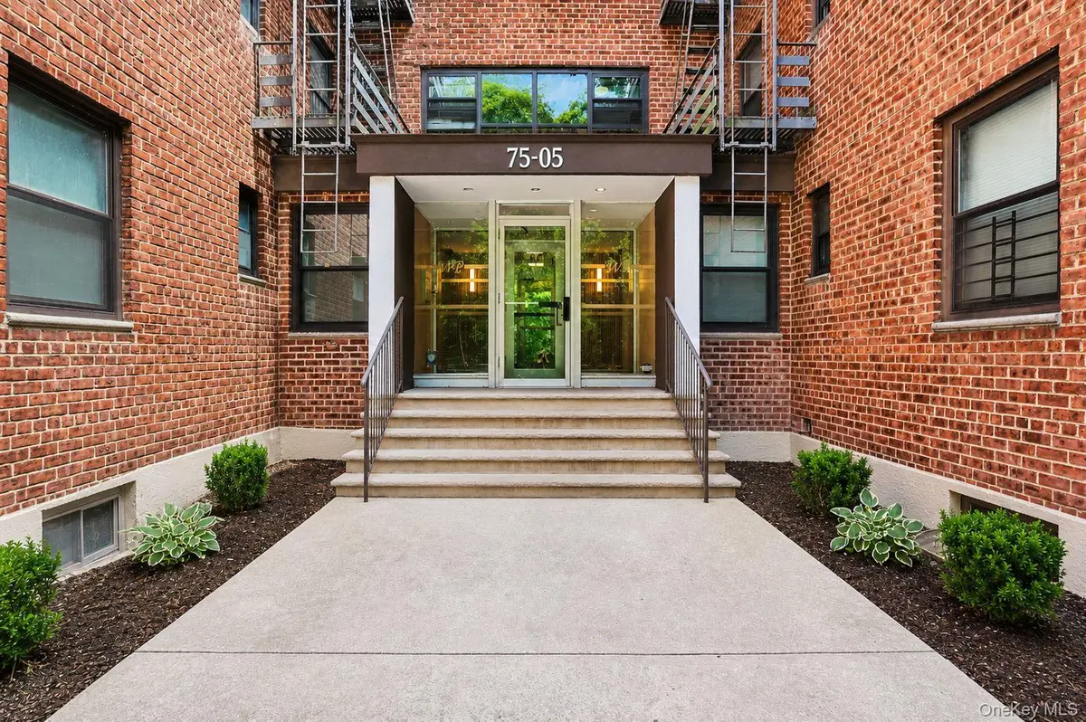 75-05 210th ST #4N, Oakland Gardens, NY 11364