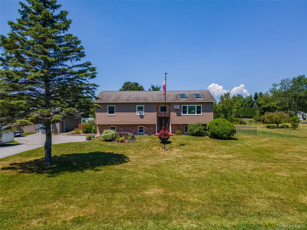 14 Blossom Grove CT, Highland, NY 12528