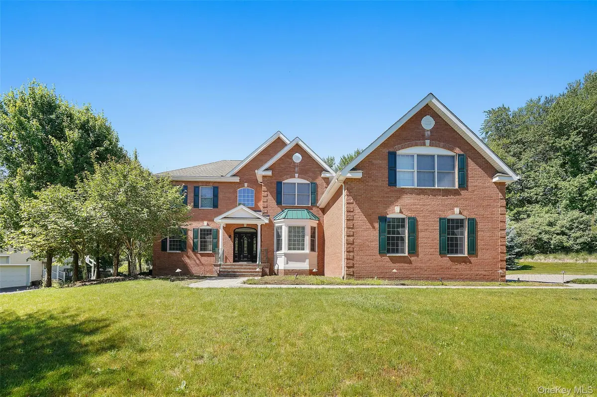 83 Saint Andrews LN, Hopewell Junction, NY 12533