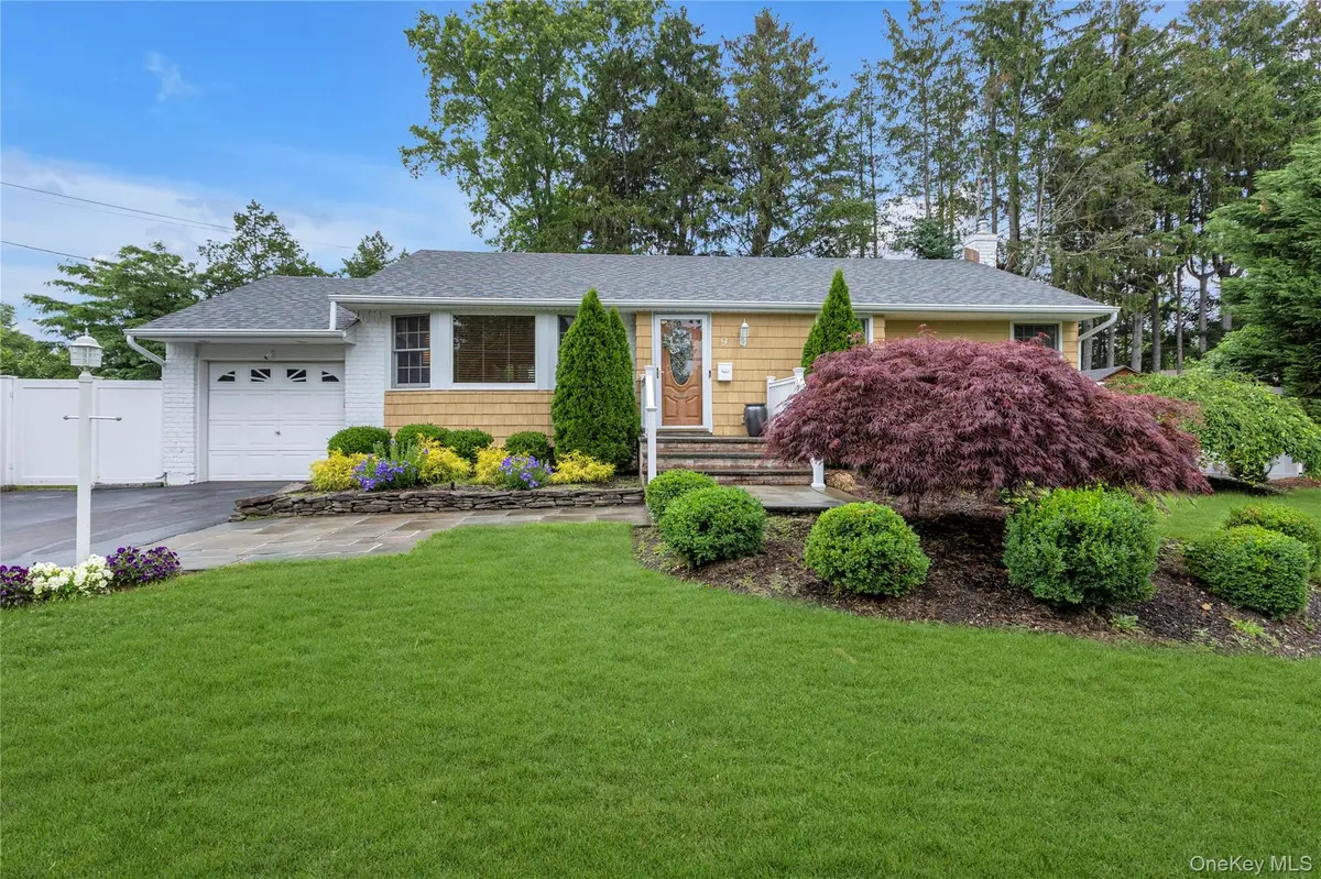 9 Carrol PL, Greenlawn, NY 11740
