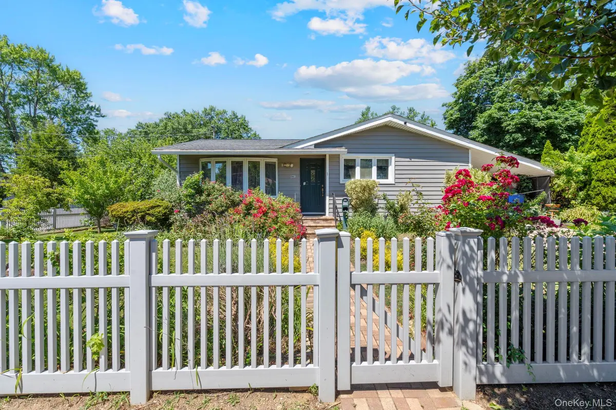 1 Hale PL, Roosevelt, NY 11575