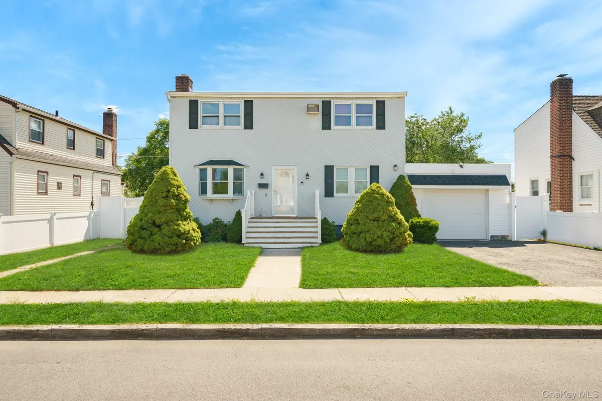 21 Lido Pkwy, Lindenhurst, NY 11757