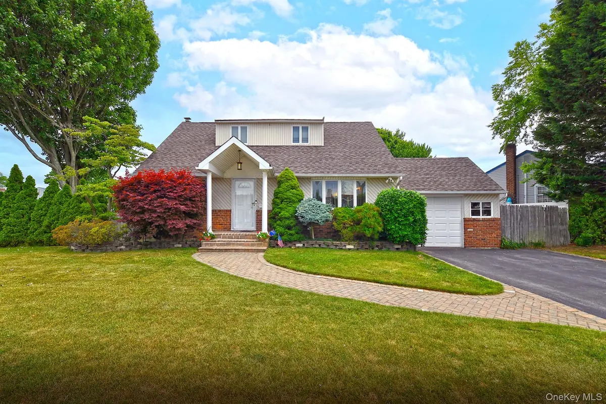 1238 Garden PL, Wantagh, NY 11793