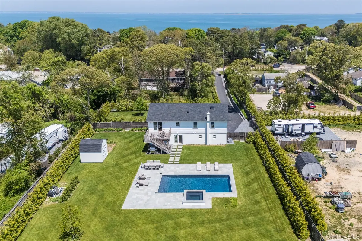 78 North RD #B, Hampton Bays, NY 11946