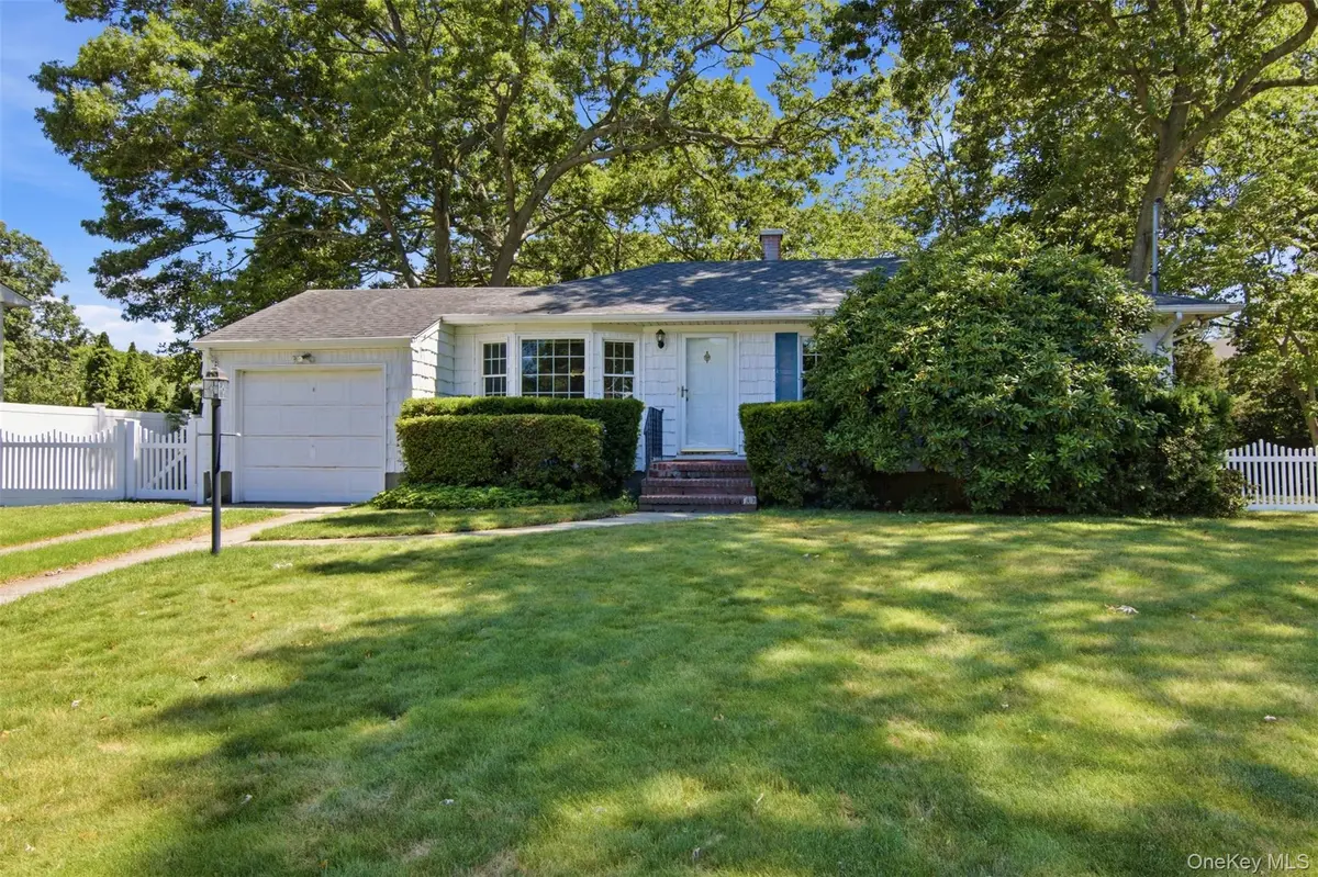 34 Hollo DR, Holbrook, NY 11741