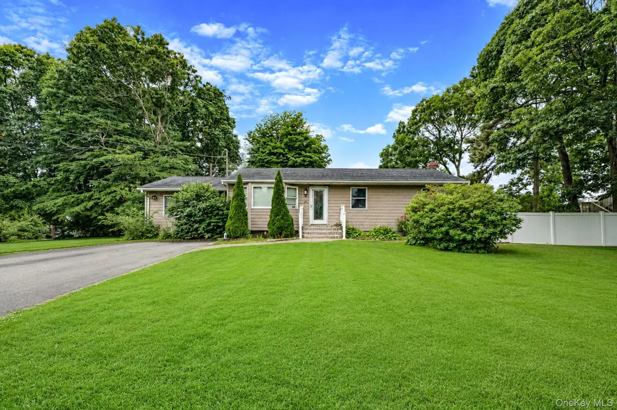 2 Amarr DR, Shirley, NY 11967