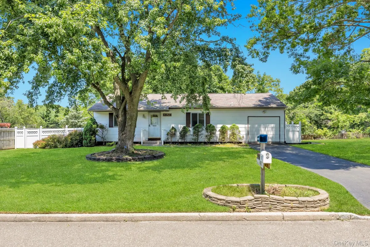 9 Daniel CT, Lake Ronkonkoma, NY 11779