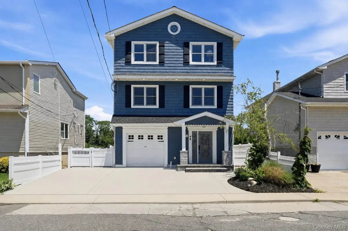 35 Redfield RD, Island Park, NY 11558