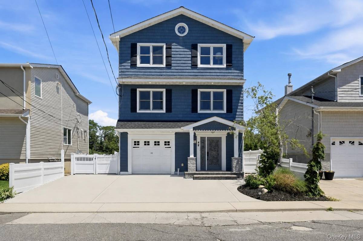 35 Redfield RD, Island Park, NY 11558