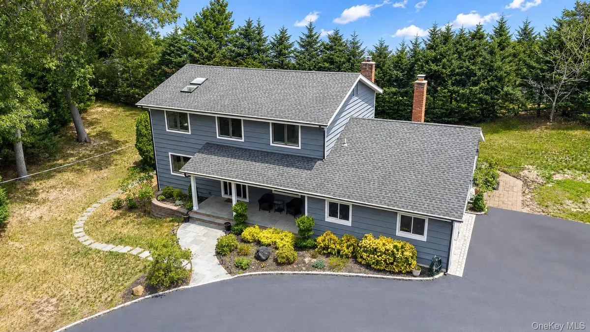 9 Huckleberry LN, East Setauket, NY 11733