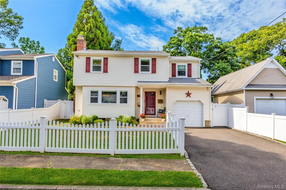 17 Garfield PL, East Northport, NY 11731