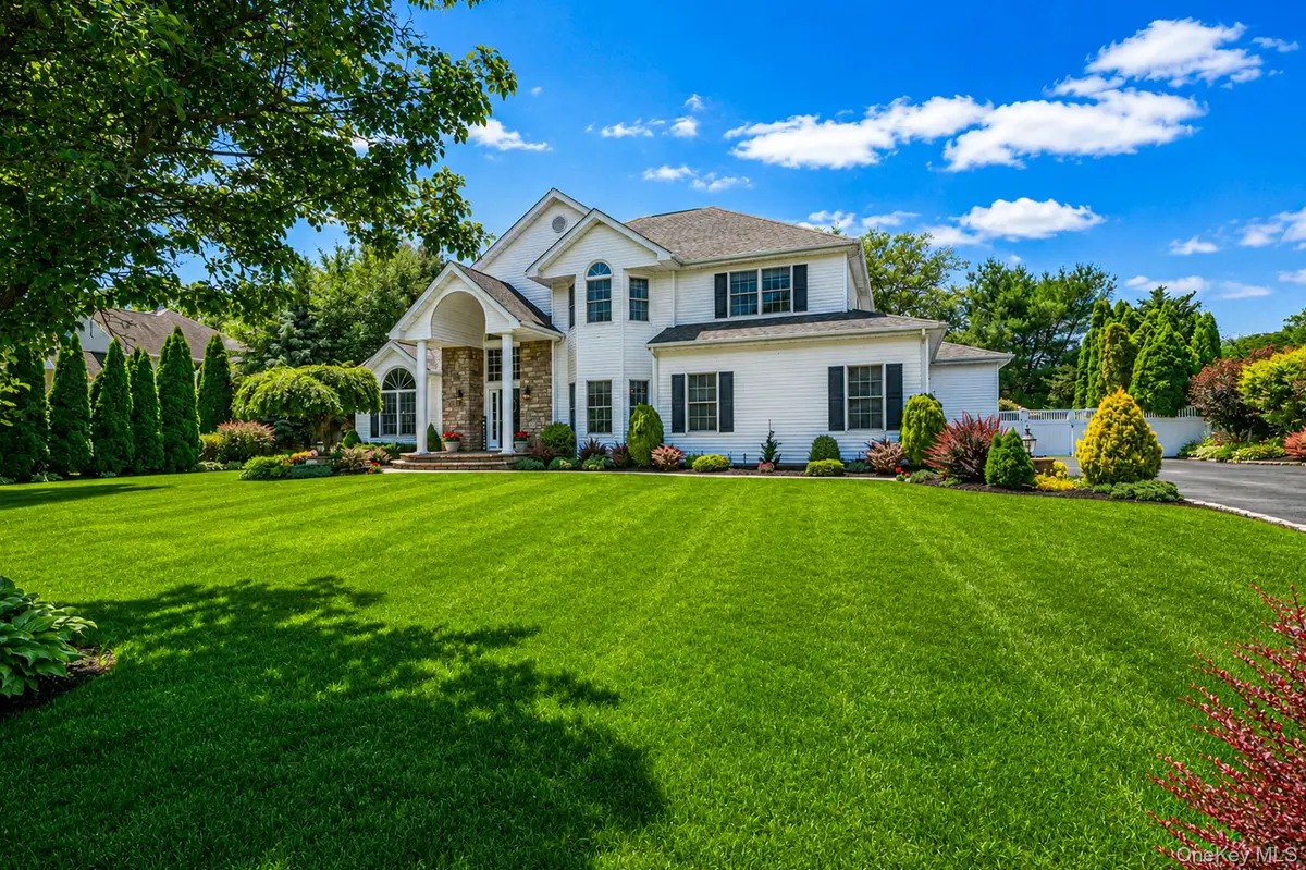 10 Park View LN, Lake Grove, NY 11755