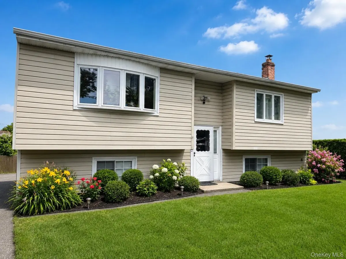 27 Pine RD, Amityville, NY 11701