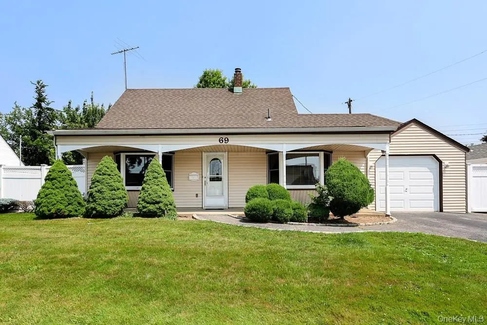 69 Corncrib LN, Levittown, NY 11756