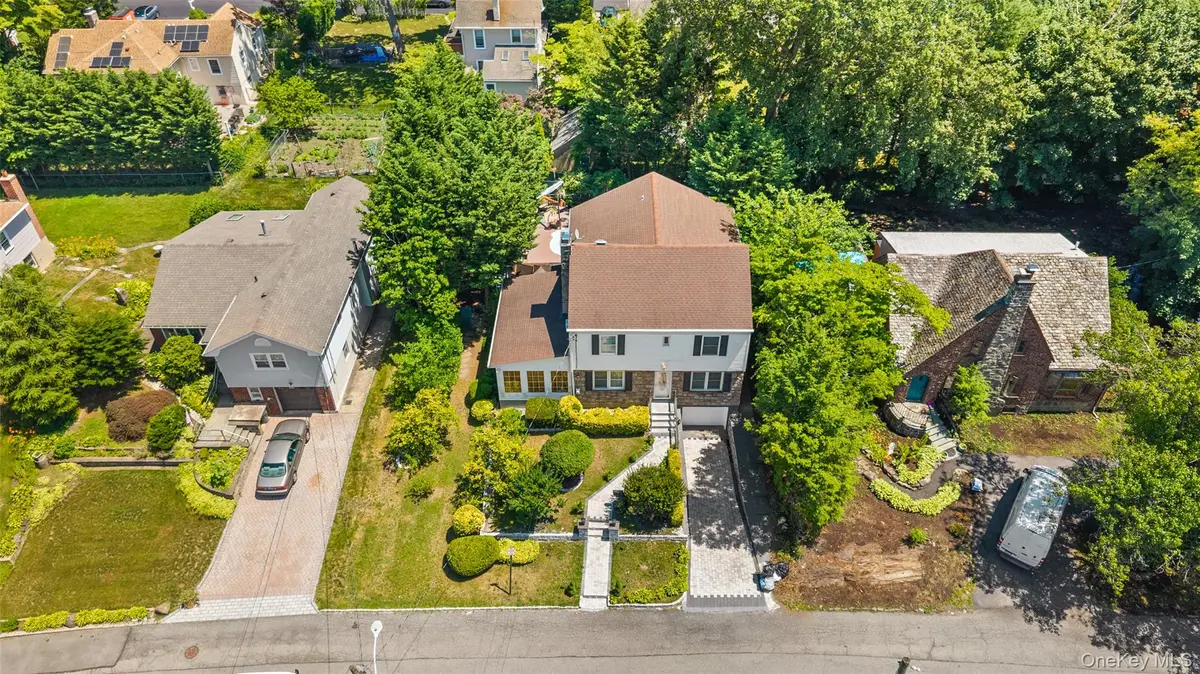74 Elaine TER, Yonkers, NY 10701