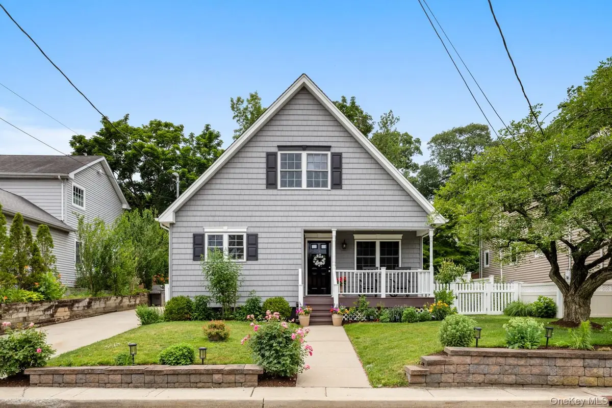 5 Glenmore AVE, Glenwood Landing, NY 11547