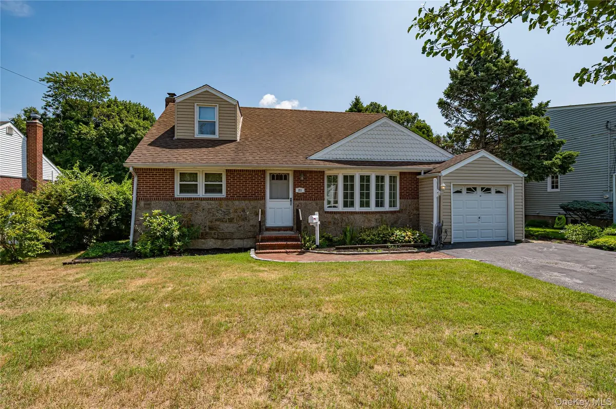 21 Langdon RD, Farmingdale, NY 11735