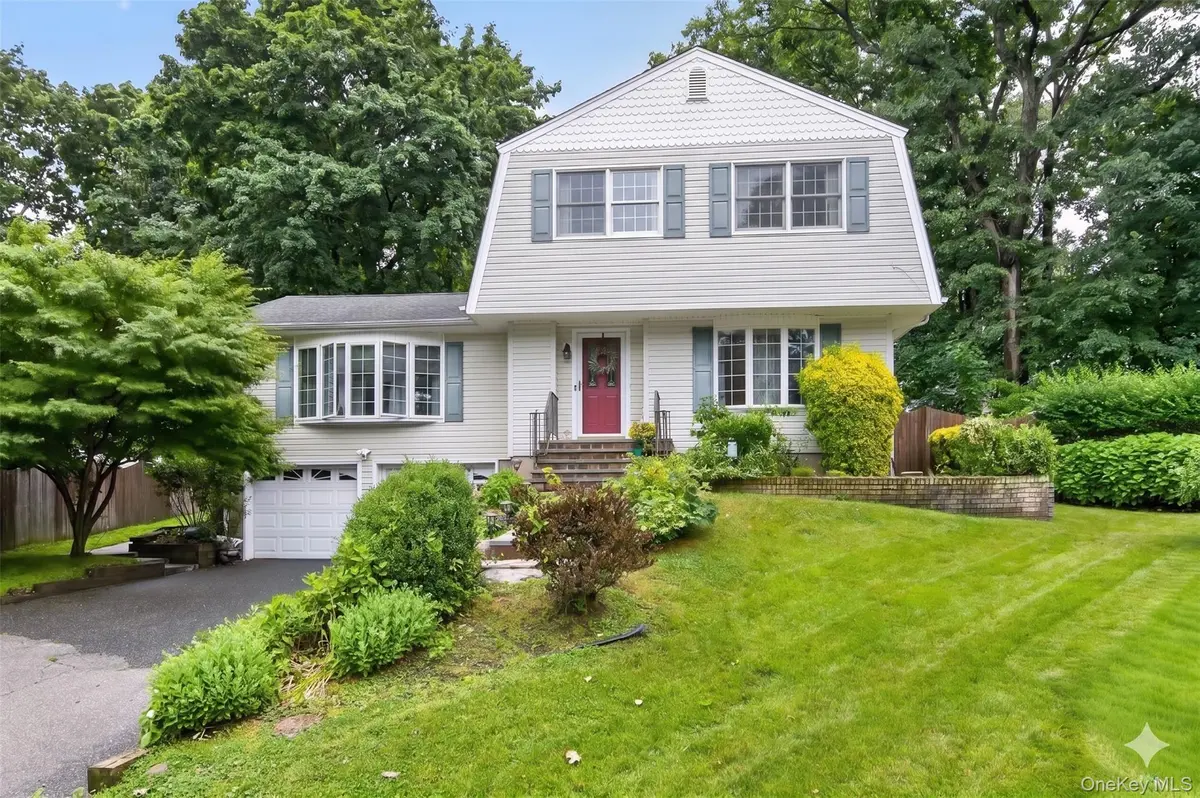 8 Tuscan CT, Huntington, NY 11746