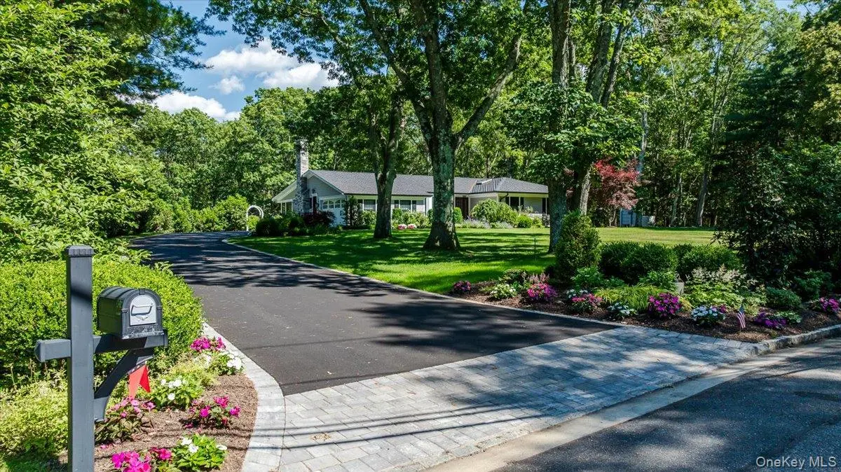 225 Laurel LN, Laurel Hollow, NY 11791