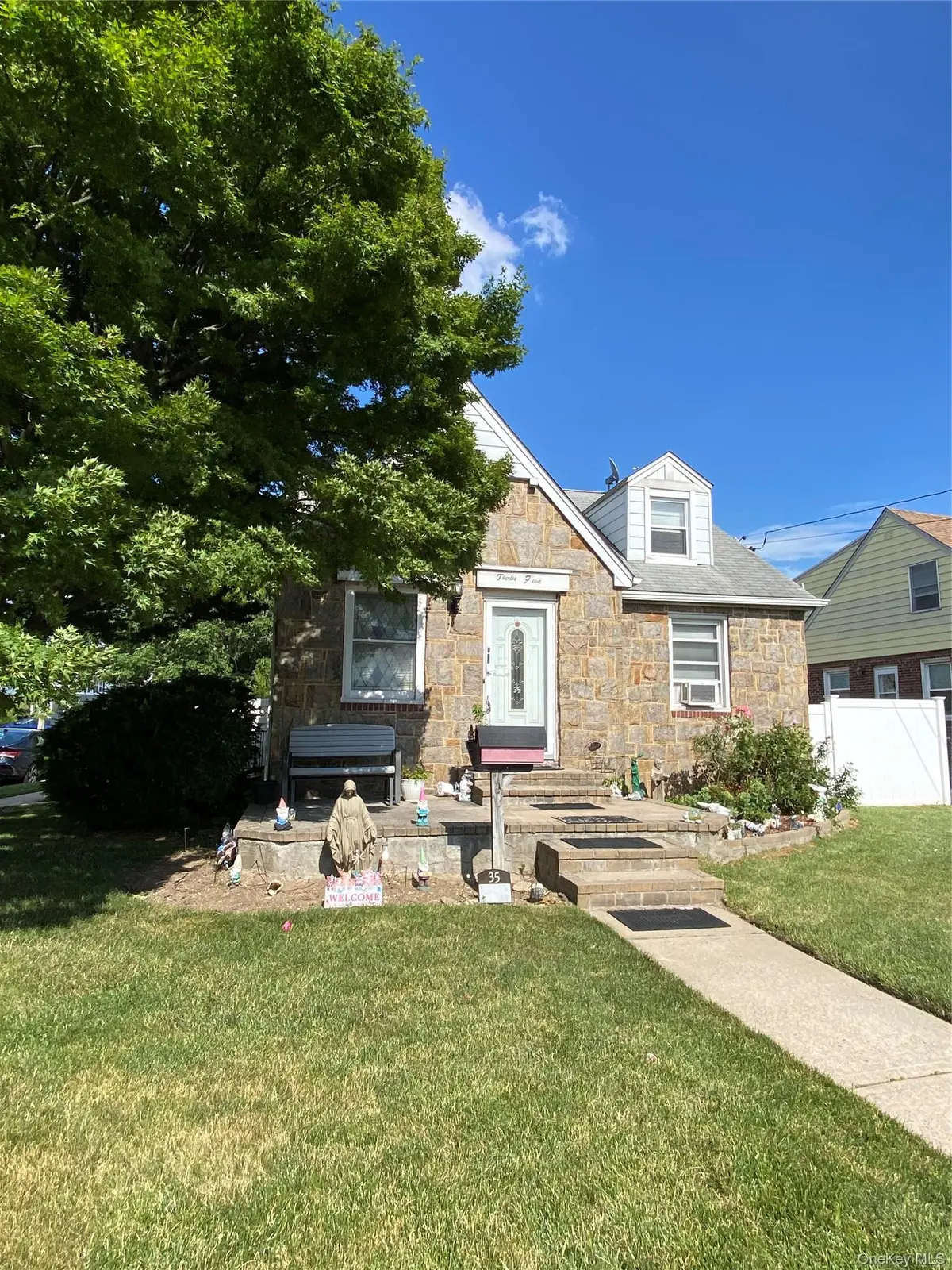 35 Nassau BLVD, West Hempstead, NY 11552