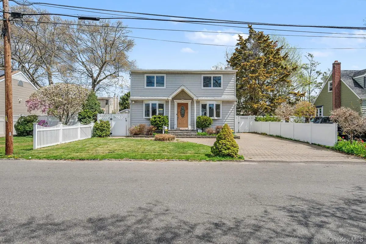 408 N Broome AVE, Lindenhurst, NY 11757