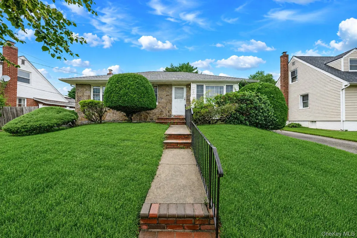 107 W Walnut ST, Farmingdale, NY 11735