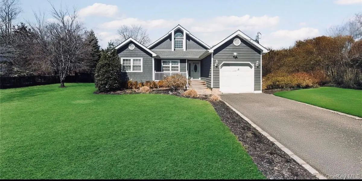17 Woodlawn AVE, East Moriches, NY 11940