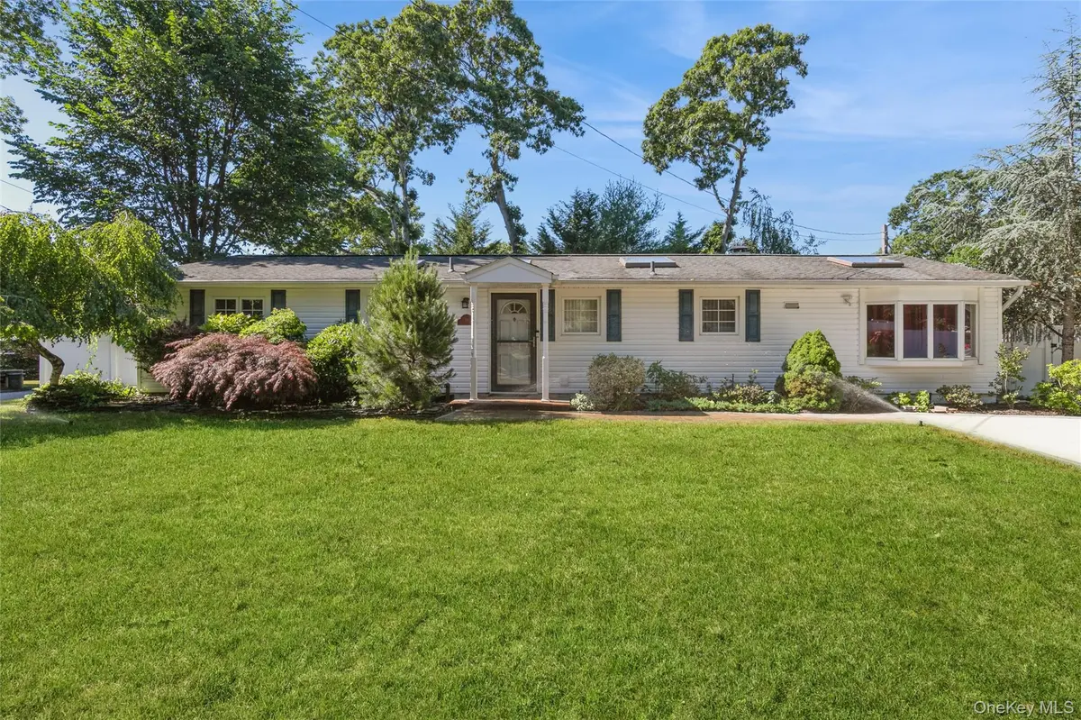 26 Huxley LN, Ronkonkoma, NY 11779