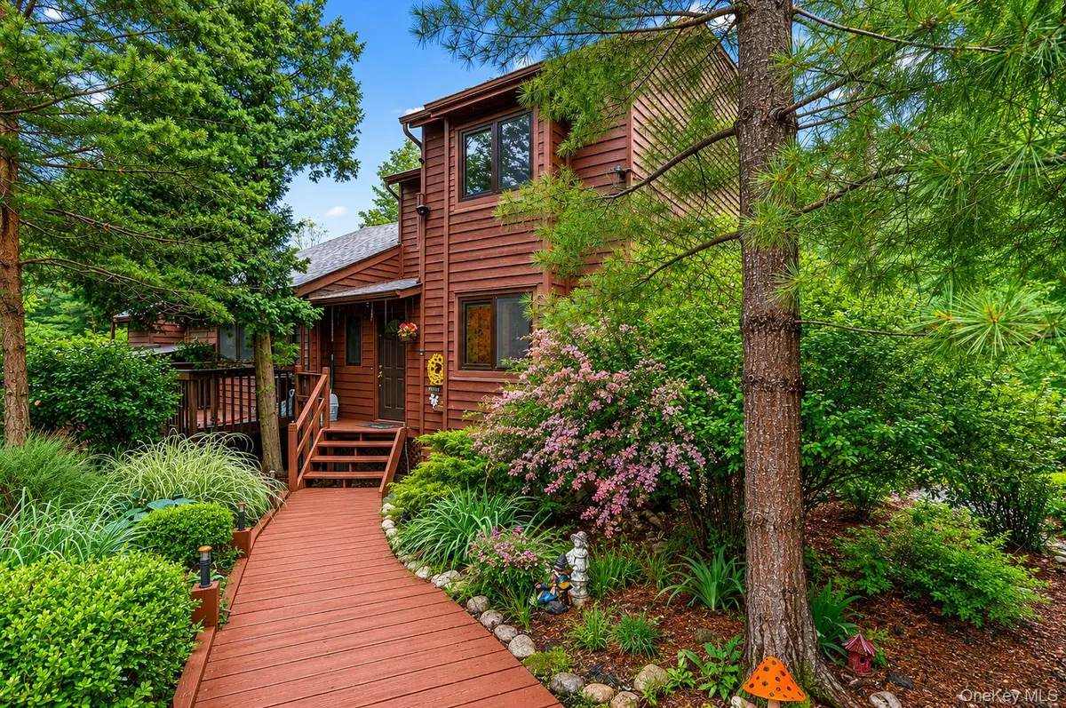 53 Meadowlark LN, Woodridge, NY 12789