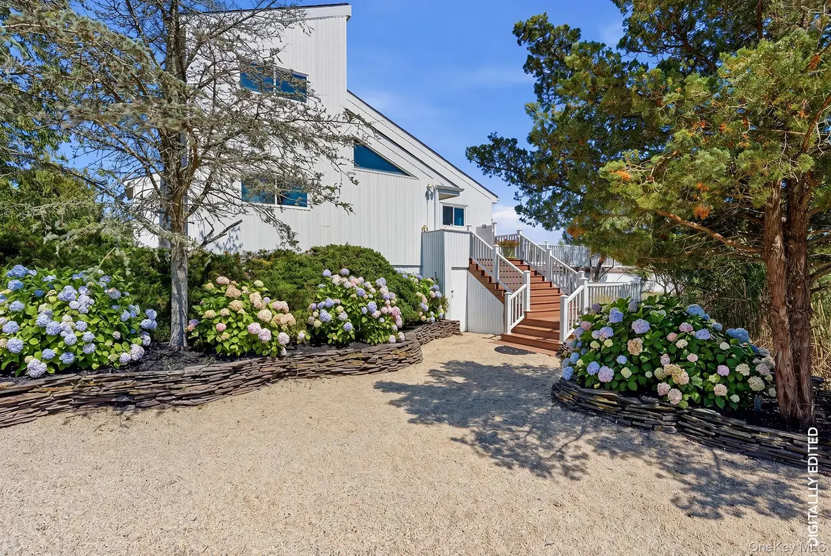 16 Meadow LN, Westhampton Beach, NY 11978
