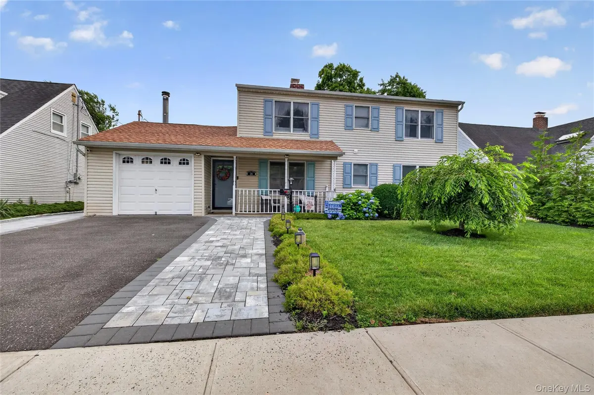 26 Saddler LN, Levittown, NY 11756