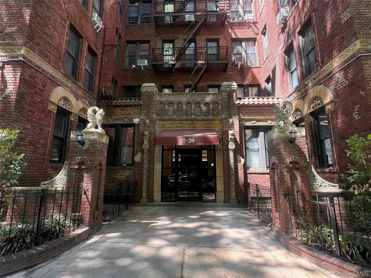 37-20 81 ST #5E, Jackson Heights, NY 11372