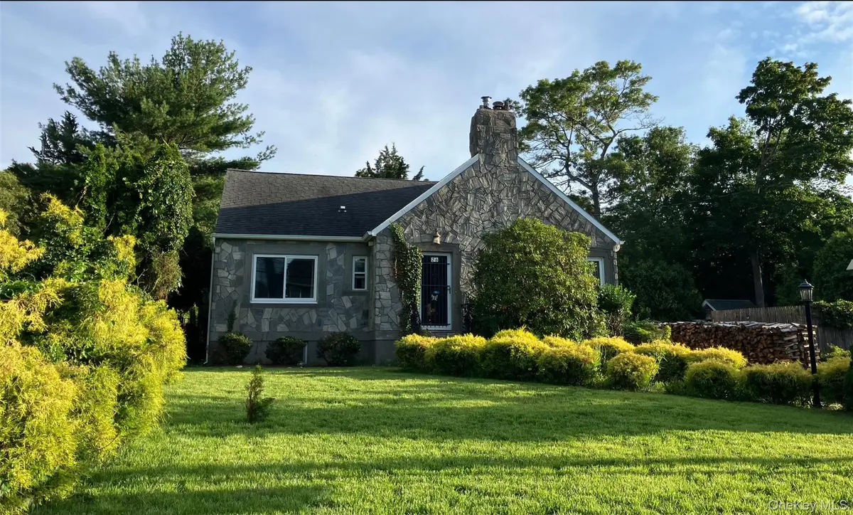 26 Hickory RD, Rocky Point, NY 11778