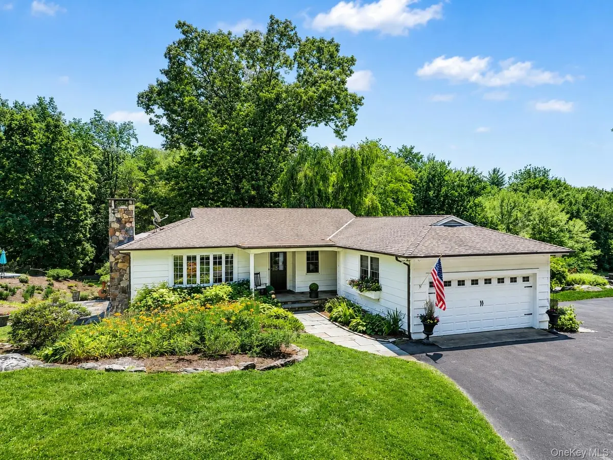 10 Apple Tree LN, Pound Ridge, NY 10576
