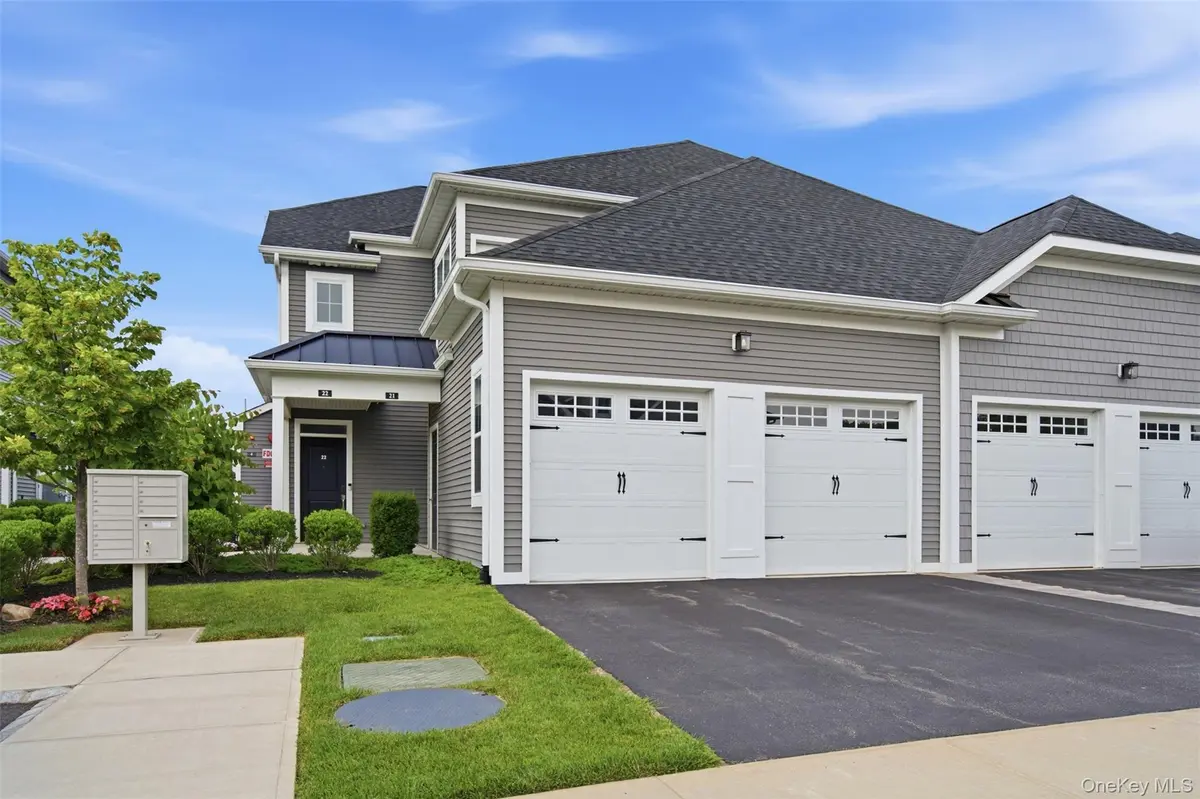 21 Seasons WAY, Dix Hills, NY 11746