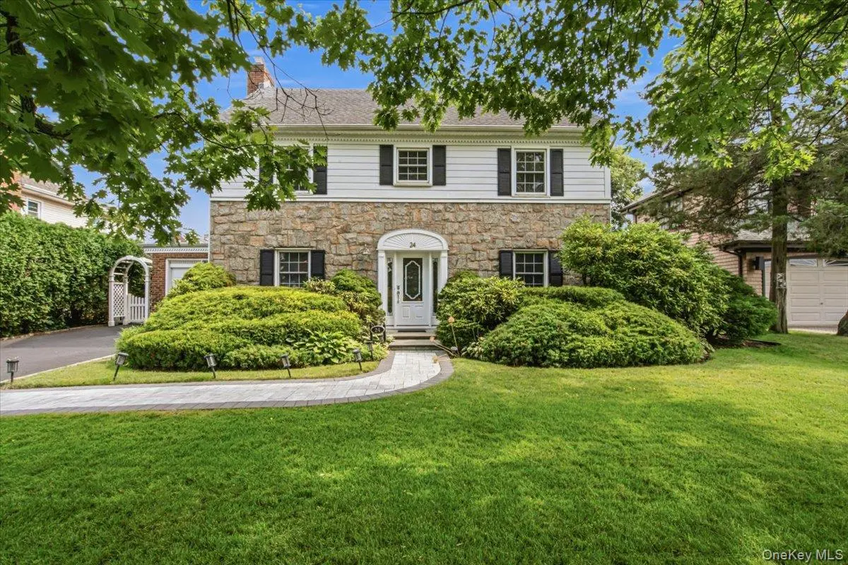 24 Overlook RD, Great Neck, NY 11020