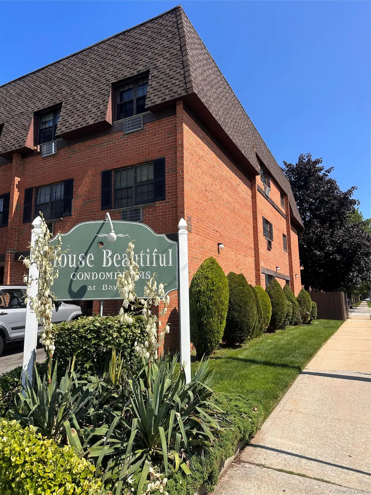 219-02 64 AVE #1A, Bayside, NY 11364