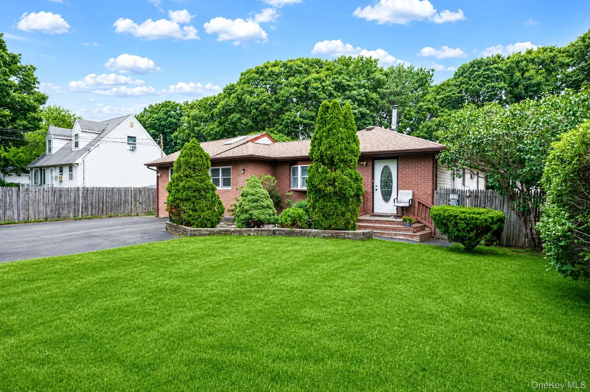 119 Chanel DR, Shirley, NY 11967