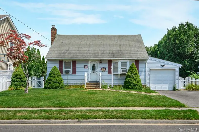18 Plymouth RD, Massapequa, NY 11758