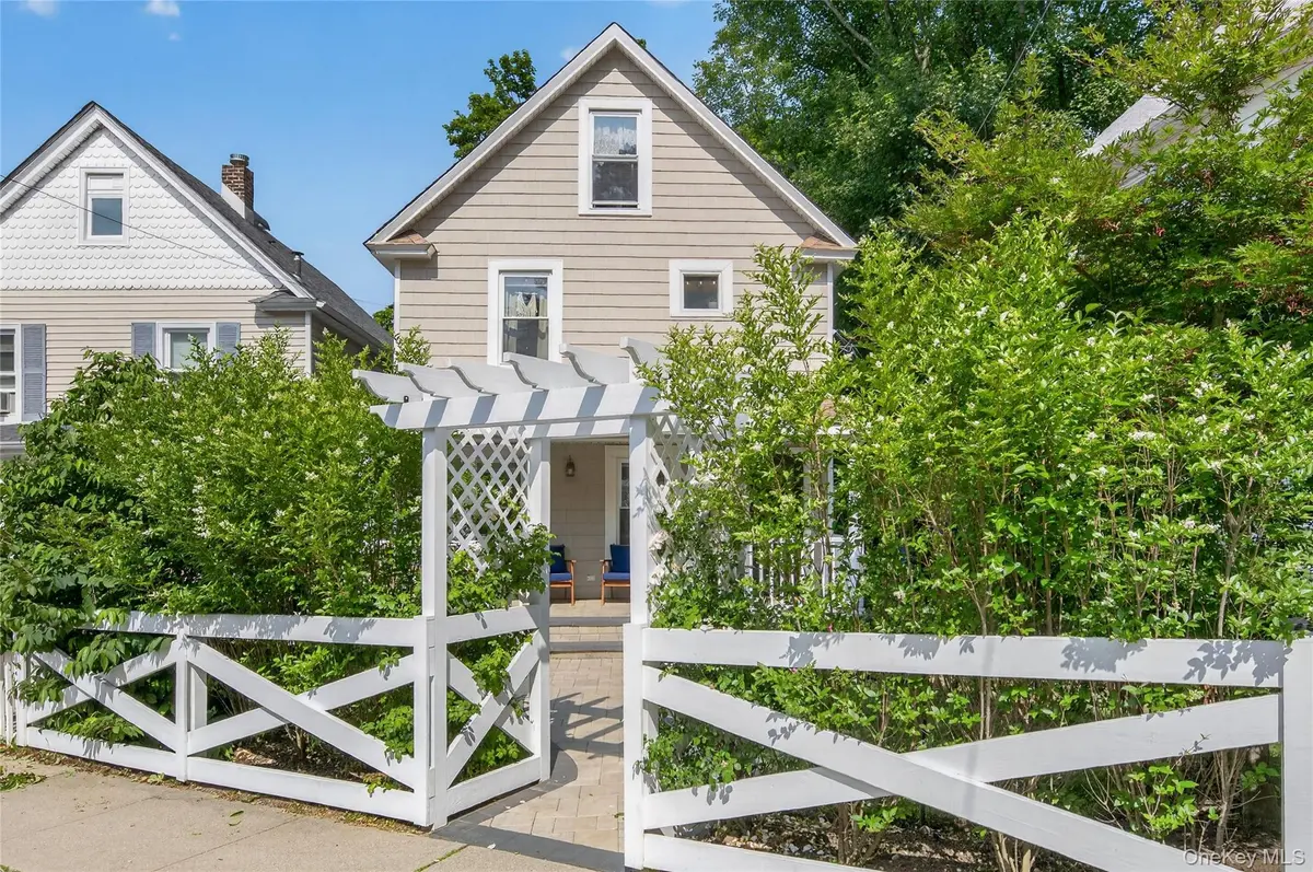 96 School ST, Oyster Bay, NY 11771