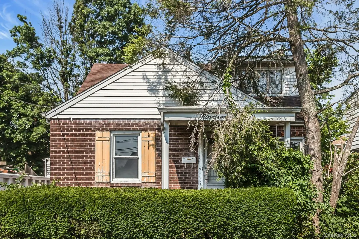 1915 Stewart AVE, New Hyde Park, NY 11040