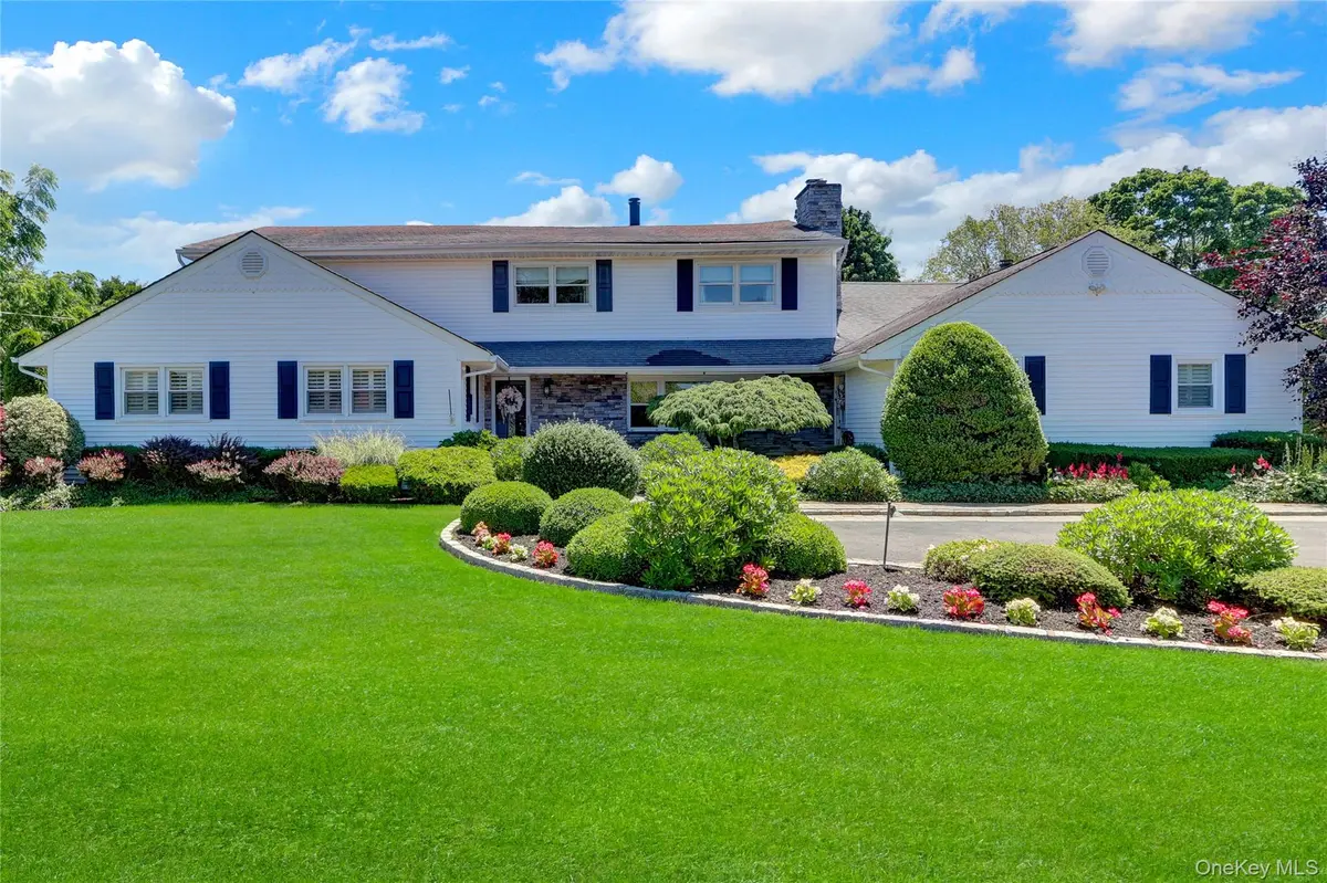 257 Shadybrook LN, West Islip, NY 11795