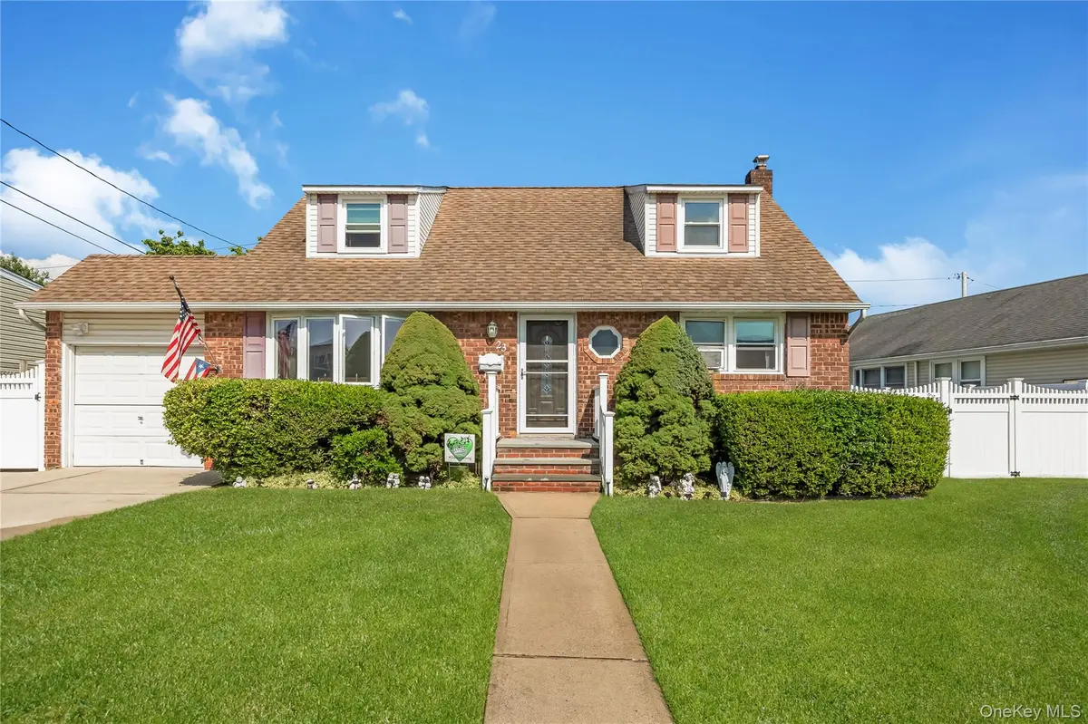 23 Scholl DR, Farmingdale, NY 11735